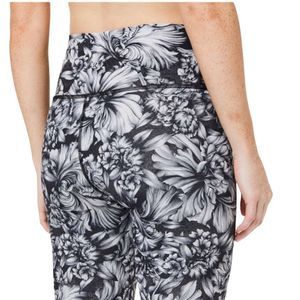 EUC Lululemon Wunder Under High Rise Crop 21” Luxtreme 6 Night Garden